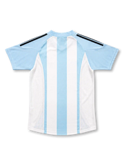 2002年アルゼンチン代表ホームユニフォーム、水色と白の縦縞、黒い肩ライン、Vネック、AFAエンブレムを配した半袖デザイン。