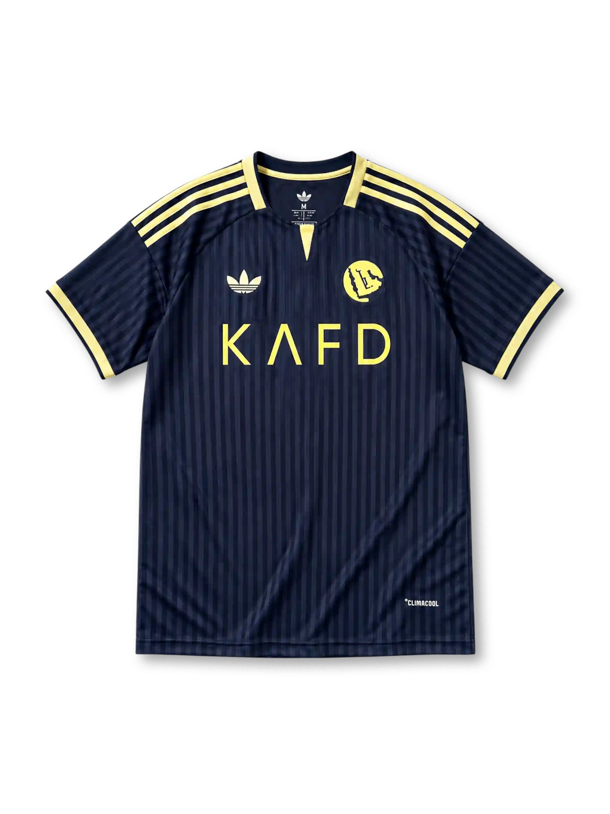 紺の細ピンストライプに黄色い肩ラインと襟、白いadidasトレフォイルロゴ、黄色いクラブエンブレム、KAFDのスポンサーロゴを備えたアル・ナスルFC2026-27アウェイシャツ正面