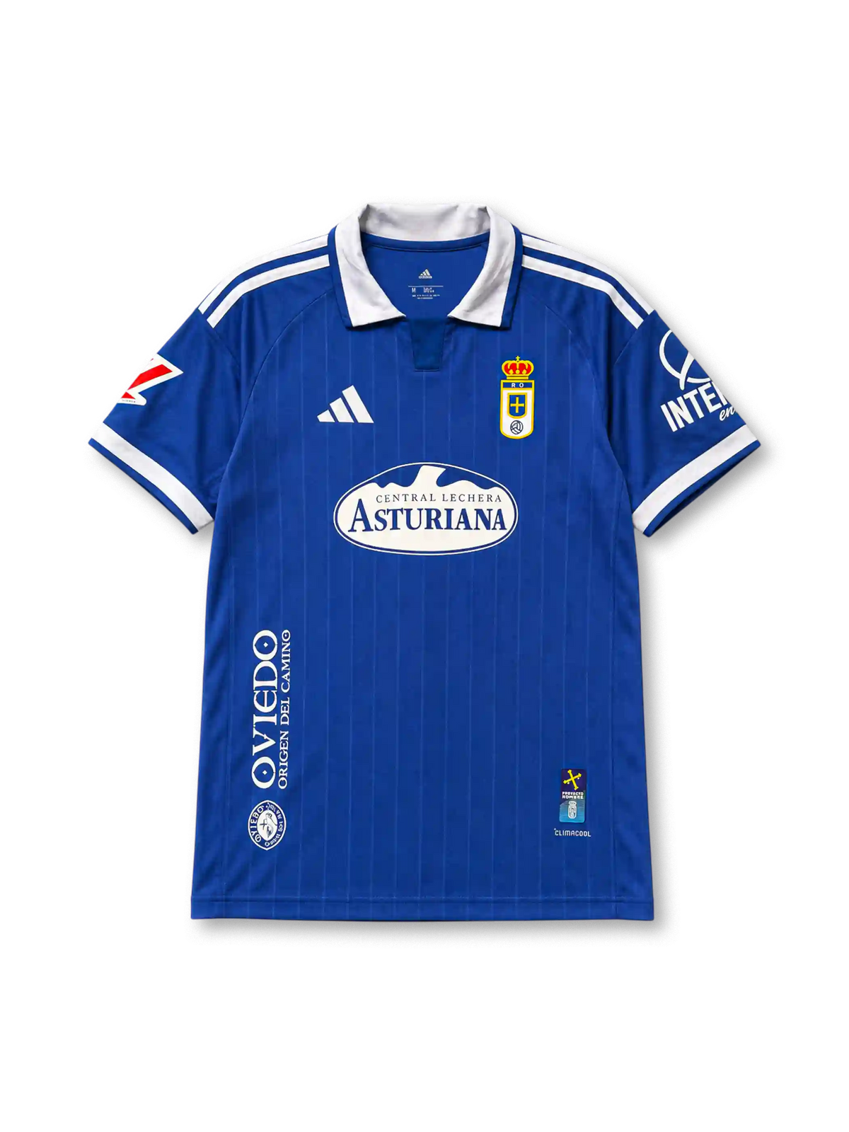 紺地に白いポロ襟と縦ピンストライプ、白いadidasロゴ、王冠を戴いたクラブエンブレム、Central Lechera Asturianaのスポンサーロゴを備えたレアル・オビエド2026-27ホームシャツ正面