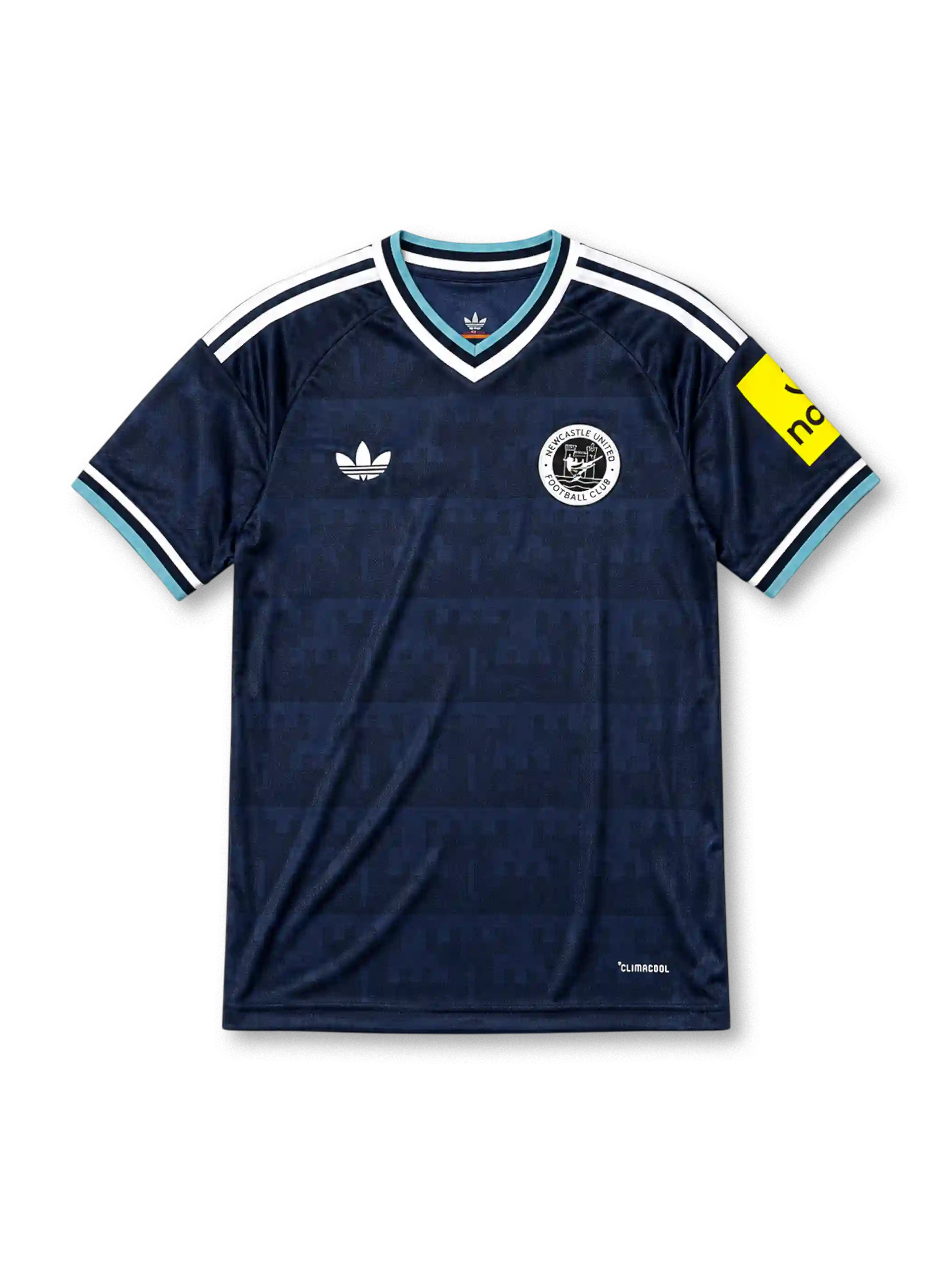 ナイトネイビー地に煉瓦壁をモチーフにしたトーンオントーン柄、ヴィスタブルーと白のV字襟、白いadidasトレフォイルロゴ、1976-83年当時の復刻クラブエンブレムを備えたニューカッスル・ユナイテッド2026-27アウェイシャツ正面