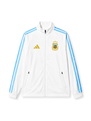 ホワイトベースに水色のadidasスリーストライプ、金色のadidasロゴ、三つの星を戴いた金色のAFAシールド型クラブエンブレムを備えたアルゼンチン代表2026年W杯ホワイトトレーニングジャケット正面