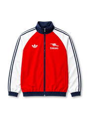 赤ベースに白いラグラン袖と紺のadidasダブルストライプ、紺地のスタンドカラー、白いadidasロゴ、白い大砲アイコンとEmiratesロゴを備えたアーセナル2026-27マッチデートラックジャケット正面