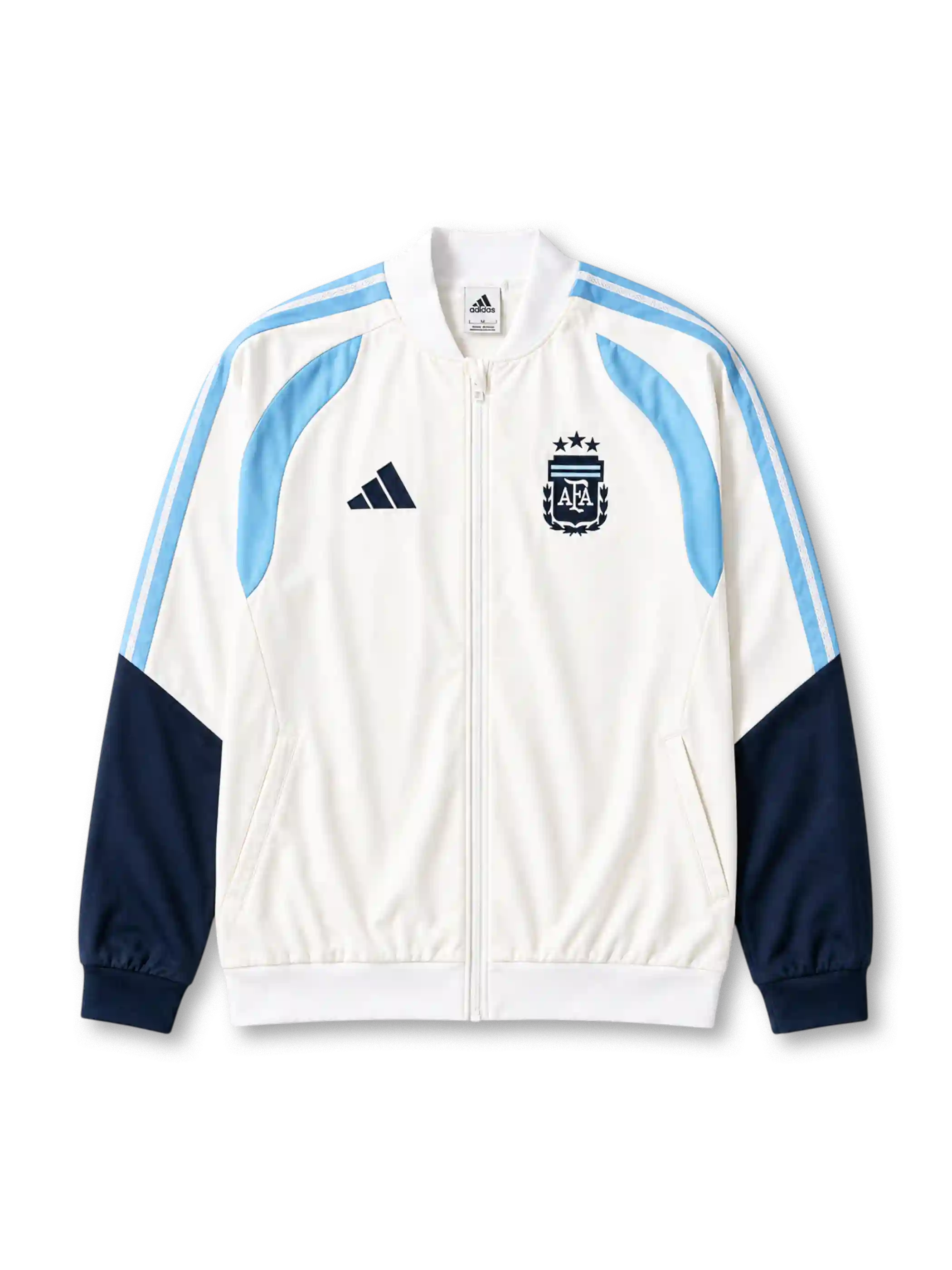 ホワイトベースに水色のadidasダブルストライプと曲線パネル、紺色の袖、白いスタンドカラー、三つの星を戴いた紺色のAFAクラブエンブレムを備えたアルゼンチン代表2026年W杯ホワイトアンセムジャケット正面