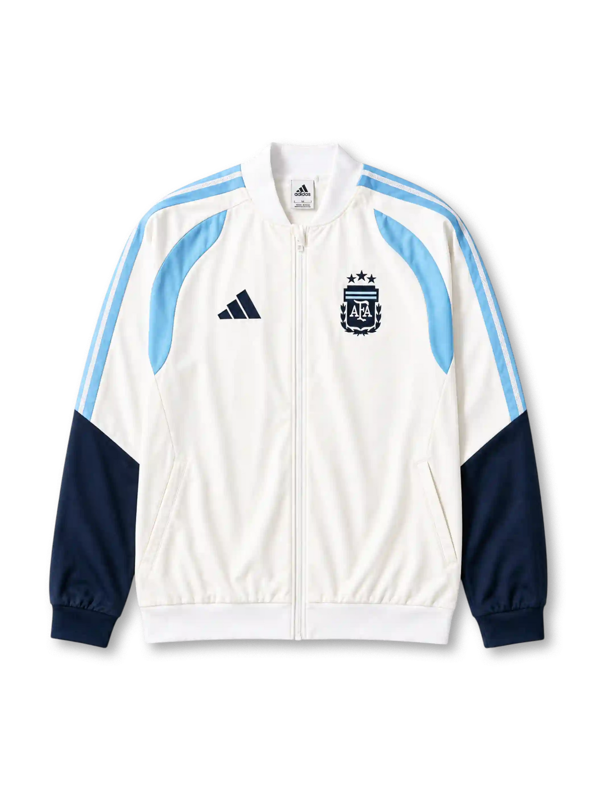 ホワイトベースに水色のadidasダブルストライプと曲線パネル、紺色の袖、白いスタンドカラー、三つの星を戴いた紺色のAFAクラブエンブレムを備えたアルゼンチン代表2026年W杯ホワイトアンセムジャケット正面