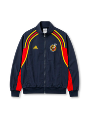ネイビー地に赤と黄のテープが肩から弧を描くデザイン、黄色いadidasロゴ、マスコットとタータン柄の球体を組み合わせたRFEFエンブレムを備えたスペイン代表2002レトロトラックジャケット正面