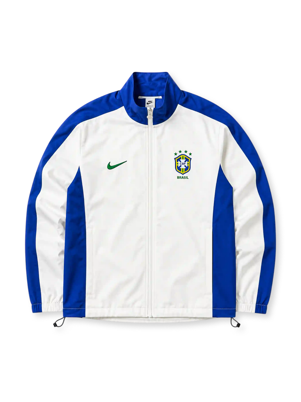 白地にライオンブルーの切り替えパネル、緑のNikeスウッシュ、4つの星を戴いたCBFエンブレムと「BRASIL」の文字を備えたブラジル代表1998リイシュートラックジャケット正面