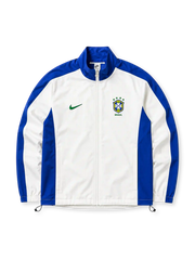 白地にライオンブルーの切り替えパネル、緑のNikeスウッシュ、4つの星を戴いたCBFエンブレムと「BRASIL」の文字を備えたブラジル代表1998リイシュートラックジャケット正面