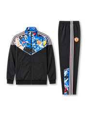 マンチェスター・ユナイテッド×ストーン・ローゼズ トラックスーツ ブラックに絵の具のしぶき柄が入ったジャケット＆パンツ