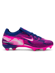 Nike Mercurial/マーキュリアル ネイビー×ピンクのFGサッカースパイク。曲線グラフィックを配したアッパーとピンクのアウトソールを組み合わせた側面デザイン