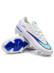 Nike Mercurial/マーキュリアル Vapor 15/ヴェイパー 15 Elite FG ホワイトのサッカースパイク、ピンクとブルーのラインとグラデーションのスウッシュ、ブルーのAIR ZOOMソール面