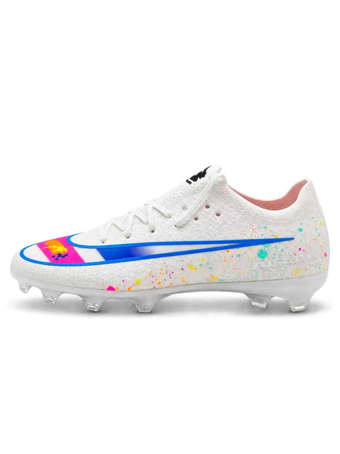 Nike Mercurial/マーキュリアル FG ホワイトのサッカースパイク、カラフルなスプラッシュ柄とブルー縁取りのスウッシュ、かかとのMロゴ