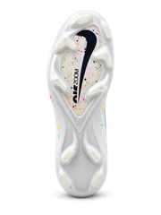 Nike Mercurial/マーキュリアル FG ホワイトのサッカースパイク、カラフルなスプラッシュ柄とブルー縁取りのスウッシュ、かかとのMロゴ