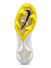 Nike Mercurial/マーキュリアル FG ホワイトとイエローのサッカースパイク、ゴールドのスウッシュとイエローのソールプレート