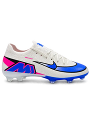 Nike Mercurial/マーキュリアル FG ホワイトのサッカースパイク、ブルーのグラデーションスウッシュとかかとのMロゴ