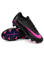 Nike Mercurial/マーキュリアル FG ブラックのサッカースパイク、ピンクのスウッシュとピンクのスタッドを備えたソール面