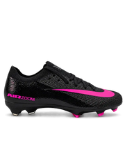 Nike Mercurial/マーキュリアル FG ブラックのサッカースパイク、ピンクのスウッシュとピンクのスタッドを備えたソール面