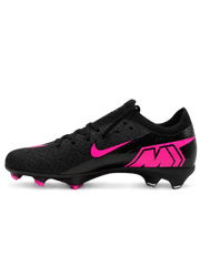 Nike Mercurial/マーキュリアル FG ブラックのサッカースパイク、ピンクのスウッシュとピンクのスタッドを備えたソール面