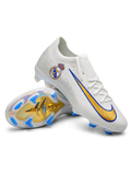 Nike Mercurial/マーキュリアル ホワイトのサッカースパイク、レアル・マドリードのエンブレム、ブルーとゴールドのスウッシュ、虹色の光沢があるソールとブルーのスタッド