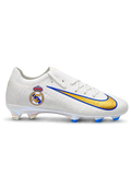 Nike Mercurial/マーキュリアル ホワイトのサッカースパイク、レアル・マドリードのエンブレム、ブルーとゴールドのスウッシュ、虹色の光沢があるソールとブルーのスタッド