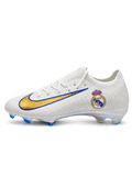 Nike Mercurial/マーキュリアル ホワイトのサッカースパイク、レアル・マドリードのエンブレム、ブルーとゴールドのスウッシュ、虹色の光沢があるソールとブルーのスタッド