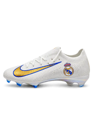 Nike Mercurial/マーキュリアル ホワイトのサッカースパイク、レアル・マドリードのエンブレム、ブルーとゴールドのスウッシュ、虹色の光沢があるソールとブルーのスタッド