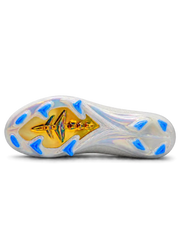 Nike Mercurial/マーキュリアル ホワイトのサッカースパイク、レアル・マドリードのエンブレム、ブルーとゴールドのスウッシュ、虹色の光沢があるソールとブルーのスタッド