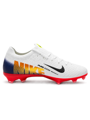 Nike Mercurial/マーキュリアル FG ホワイトのサッカースパイク、ネイビーのスウッシュとレッドのソールプレート