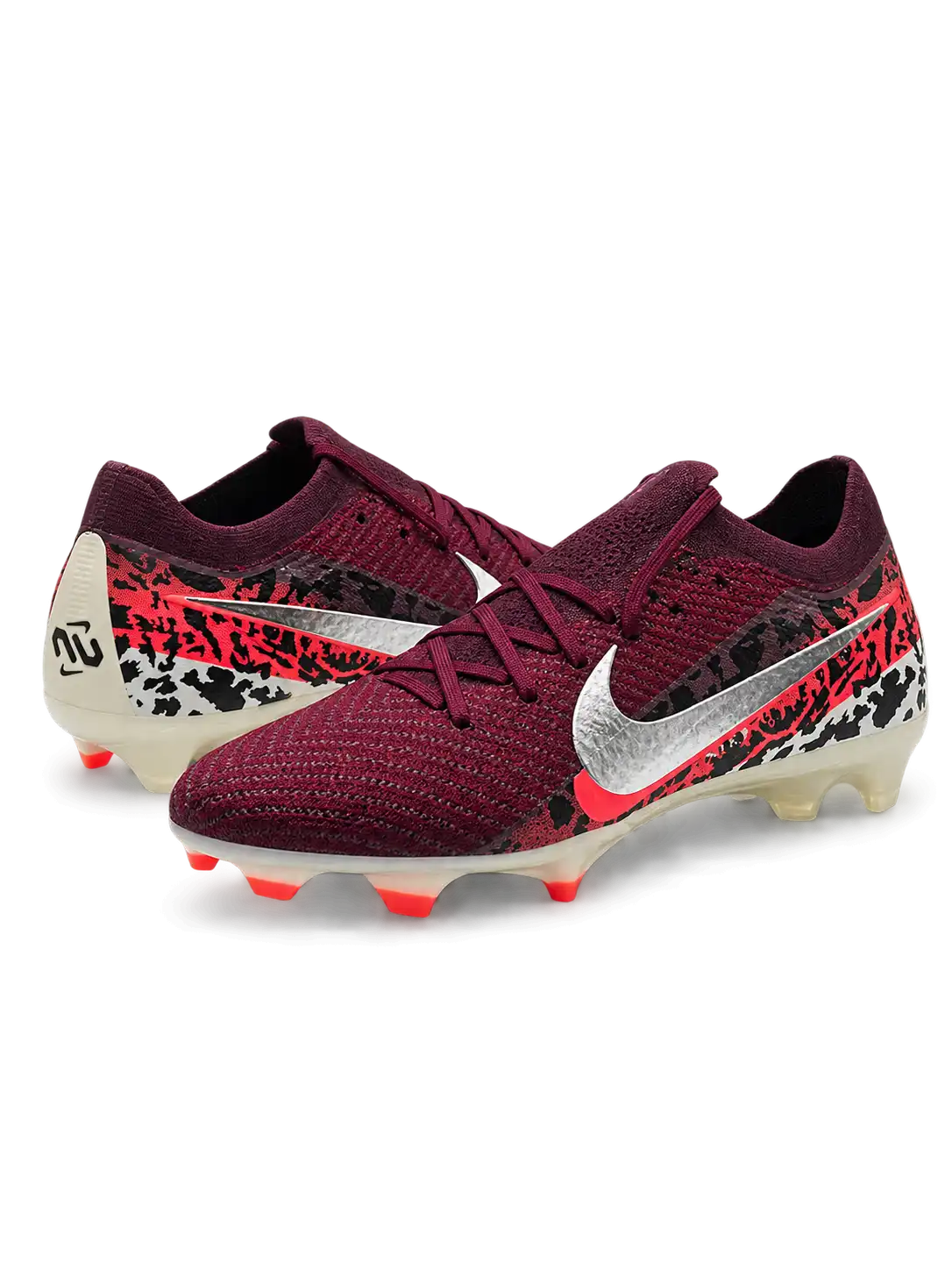Nike Mercurial/マーキュリアル バーガンディのサッカースパイク、シルバーのスウッシュ、レッドとブラックのサファリ調グラフィック、レッドのスタッドを備えた斜め前方からの写真