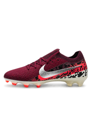 Nike Mercurial/マーキュリアル バーガンディのサッカースパイク、シルバーのスウッシュ、レッドとブラックのサファリ調グラフィック、レッドのスタッドを備えた斜め前方からの写真