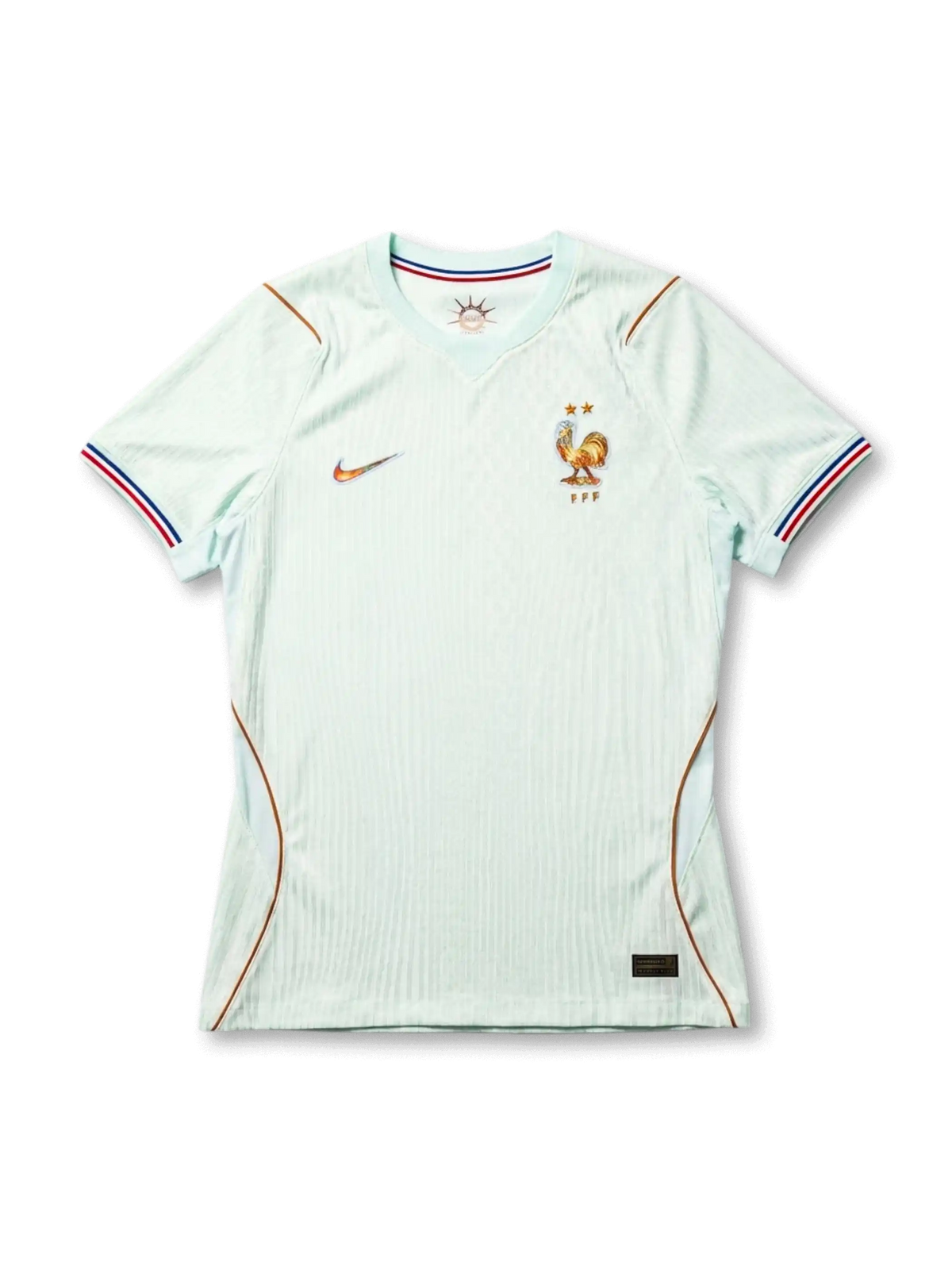 フランス代表 2026 アウェイジャージ Authentic 正面 — ミントホワイトジャカード、ゴールド雄鶏エンブレム、コパーパイピング、トリコロール袖口