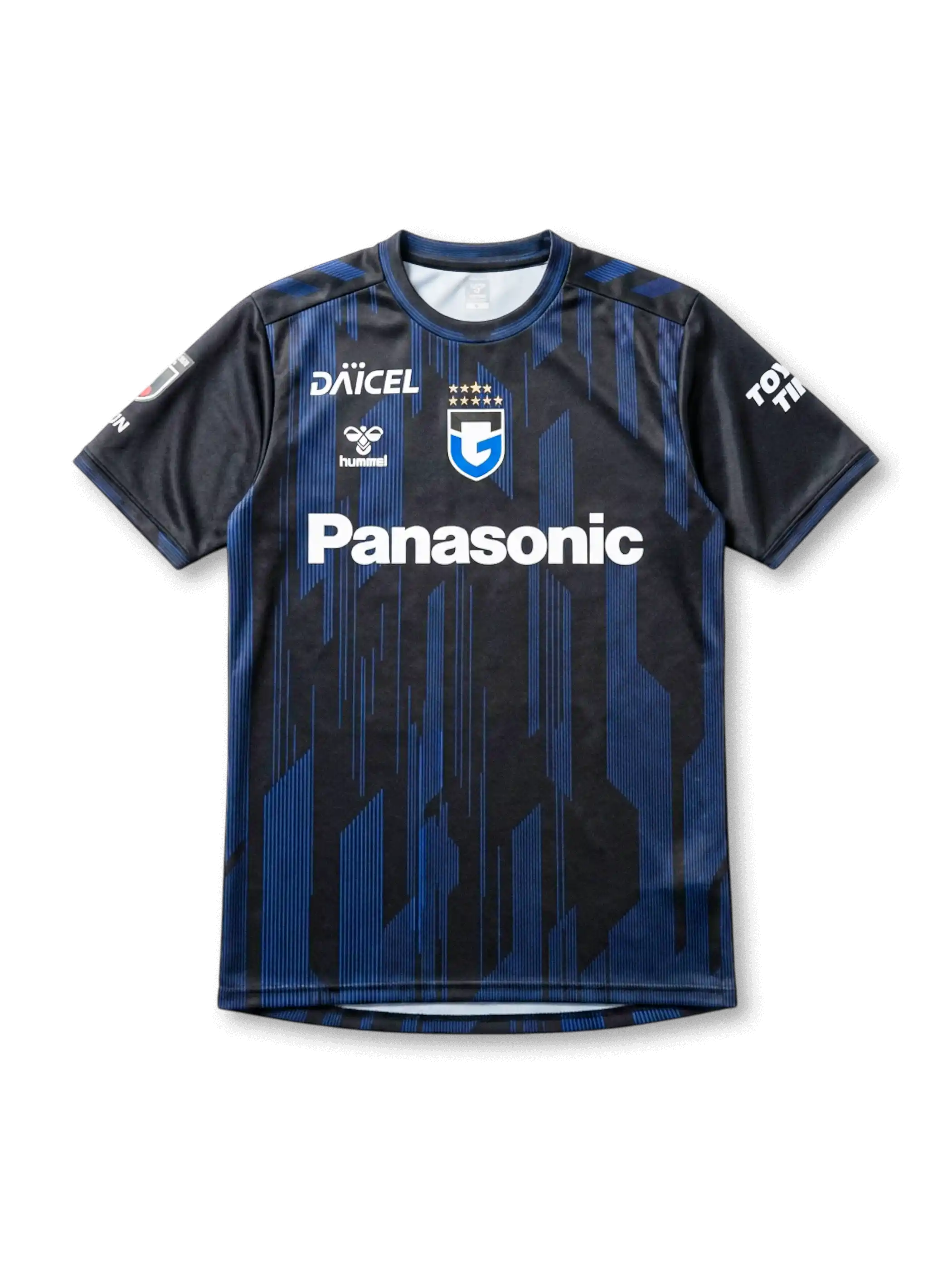 ガンバ大阪 2026/27 ホームジャージ 前面 — ブラック×ロイヤルブルー縦ライン×幾何学暗紋×Panasonicロゴ×五星エンブレム