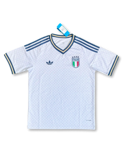 イタリア代表 2026 アウェイジャージ Originalsトレフォイルエディション レプリカ 正面 — ホワイト×バスケットウィーブジャカード、ネイビー×ゴールドネック、トレフォイルロゴ、4つ星FIGCエンブレム、タグ付き