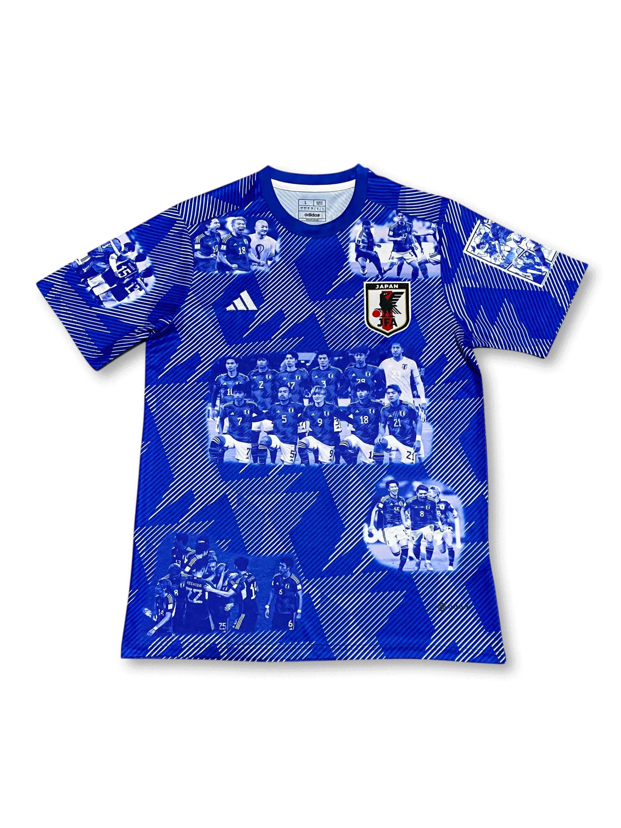 日本代表 adidas コメモラティブジャージ 2022-23 カタールW杯エディション 前面 — 試合写真コラージュと八咫烏エンブレムを配した記念モデル
