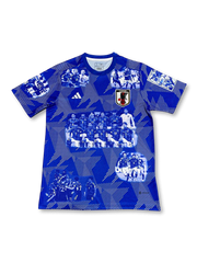 日本代表 adidas コメモラティブジャージ 2022-23 カタールW杯エディション 前面 — 試合写真コラージュと八咫烏エンブレムを配した記念モデル
