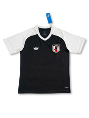 日本代表 adidas Originals トレーニングジャージ 2026-27 ブラック/ホワイトラグラン 前面 — ラグランスリーブ切替とJFA八咫烏エンブレム刺繍を配した公式トレーニングライン