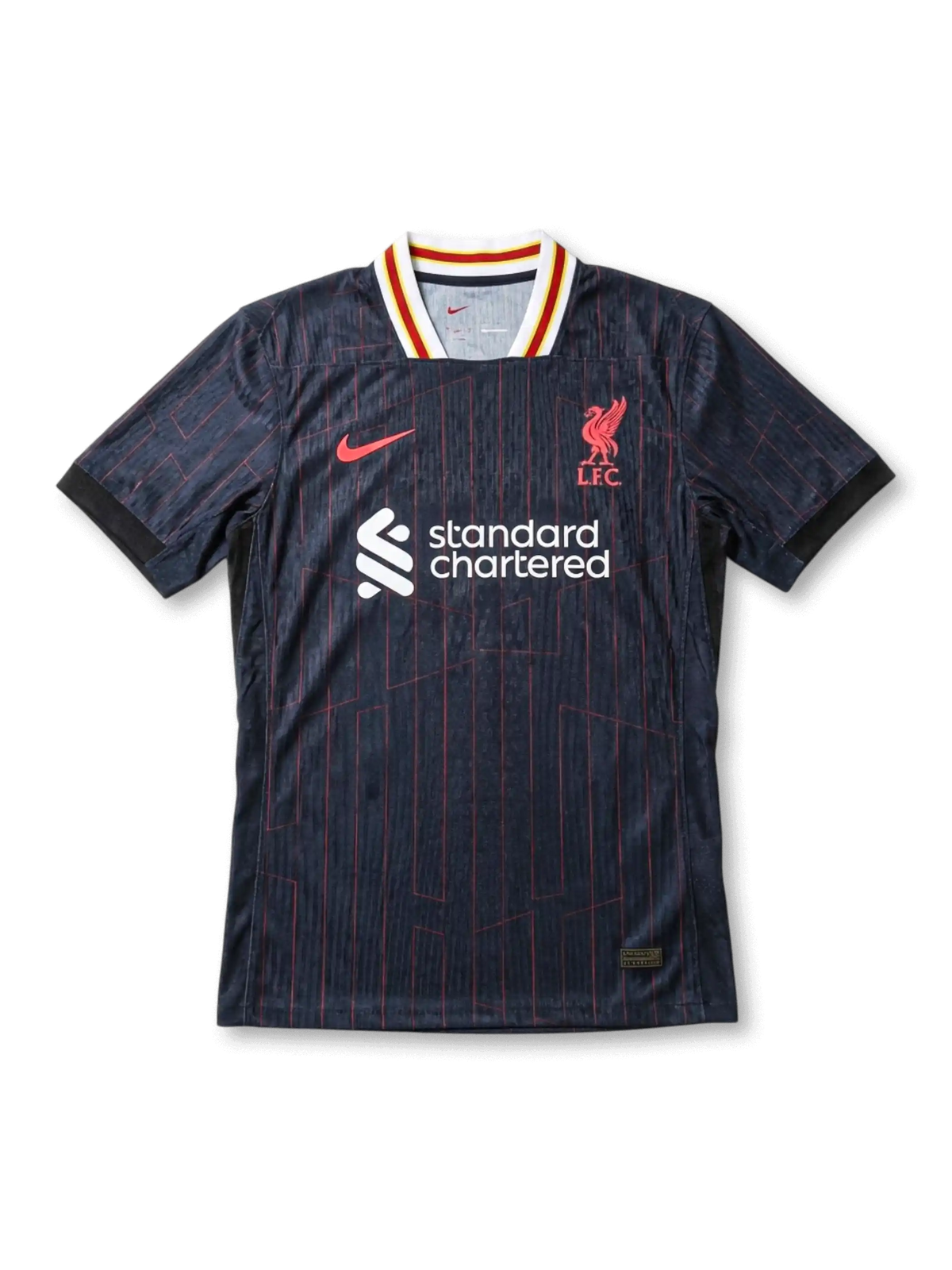リバプール 2024/25 アウェイ Authentic（選手着用仕様）ジャージ 前面 — ネイビー×赤ピンストライプ×マルチカラー衿×スタンダードチャータード