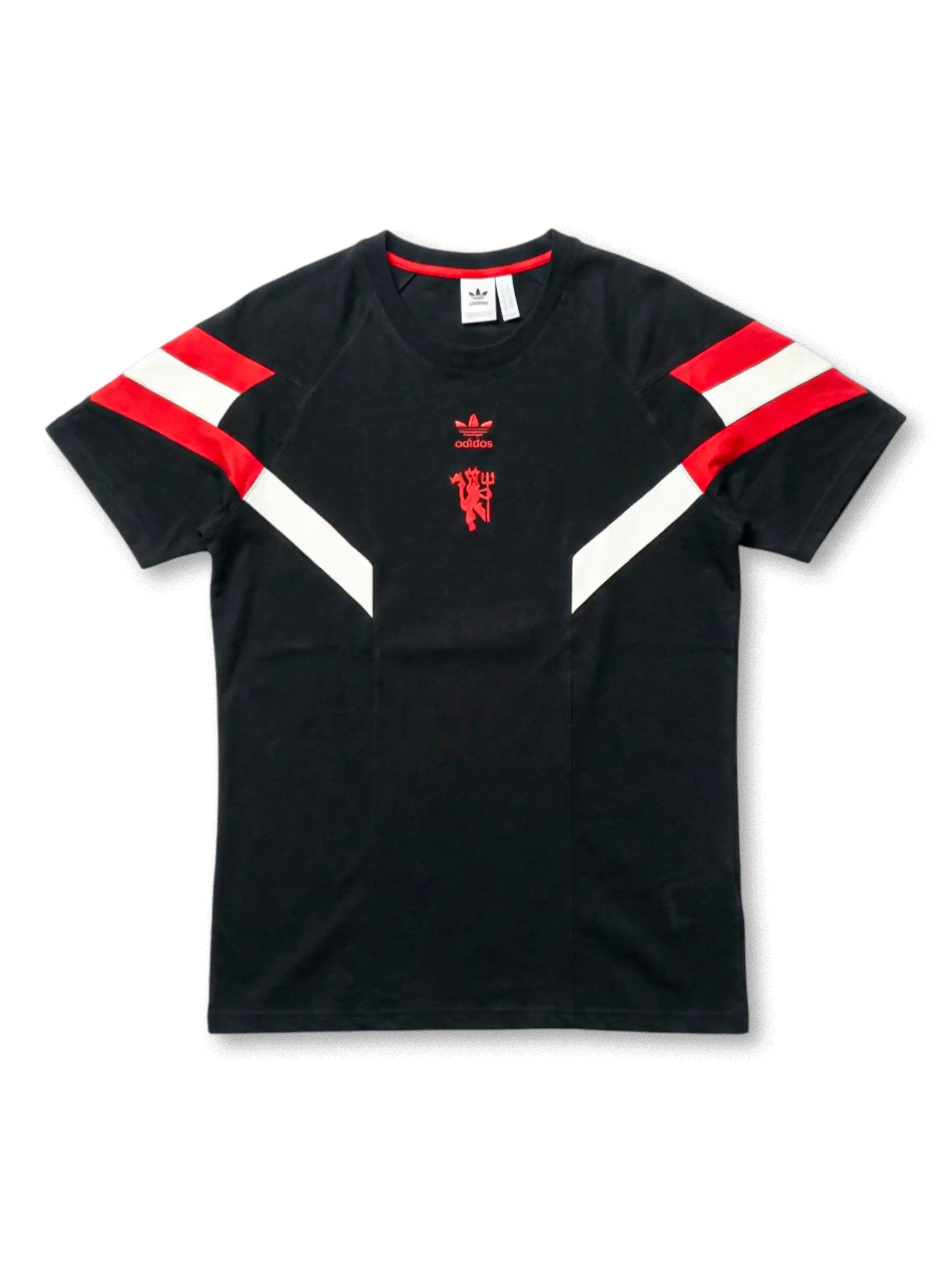 マンチェスター・ユナイテッド×adidas OriginalsアイコンTシャツ正面・ブラック、赤白V字シェブロンパネル・センターadidasトレフォイル・レッドデビルMUエンブレム・レッドカラーリブ