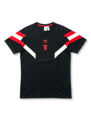 マンチェスター・ユナイテッド×adidas OriginalsアイコンTシャツ正面・ブラック、赤白V字シェブロンパネル・センターadidasトレフォイル・レッドデビルMUエンブレム・レッドカラーリブ