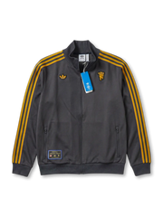 マンチェスター・ユナイテッド adidas Originals 復刻トラックジャケット チャコール — ゴールドストライプとヴィンテージエンブレムを配したライフスタイルライン