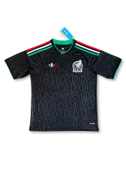 メキシコ代表 2026 アウェイジャージ Originalsトレフォイルエディション レプリカ 正面 — ブラック×MXモノグラム、国旗三色3ストライプ、トリコロールトレフォイル、FMFエンブレム、タグ付き