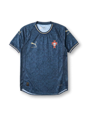 ポルトガル代表×Louis Vuitton×Pumaスペシャルエディション正面、ネイビーLVモノグラム総柄ジャカード・ゴールドPumaキャット・FPFエンブレム・ゴールドパイピング袖口