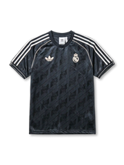 レアル・マドリード×adidas OriginalsジャカードライフスタイルTシャツ正面・ブラック、RMジャカード全面・ホワイト3本ストライプ・クリームパイピング・ゴールドRMエンブレム