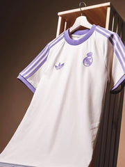レアル・マドリード × adidas Originals 復刻ライフスタイルTシャツ — クリーム×パープル