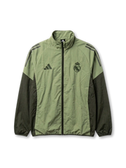 レアル・マドリード adidas トレーニングウィンドブレーカー オリーブグリーン — ライト×ダークオリーブのトーン・オン・トーンとクラウンエンブレム刺繍を配した公式トレーニングライン
