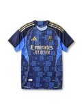 レアル・マドリード × Louis Vuitton × adidas アウェイジャージ コラボレーション 正面 — ネイビー×LVモノグラム全面、ゴールド3ストライプ、Emiratesロゴ、レアル・マドリードエンブレム